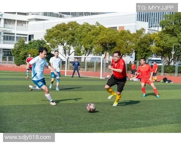 足球明星激情瞬间尽显风采高燃照片记录他们的荣耀与梦想